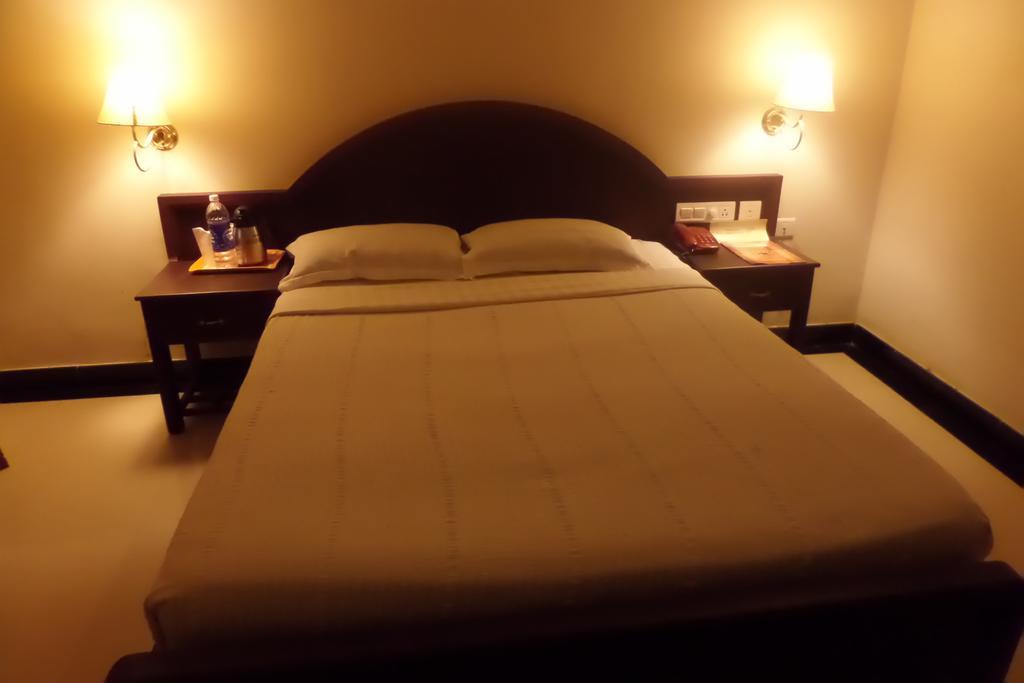 Hotel Elegance Kāladi エクステリア 写真